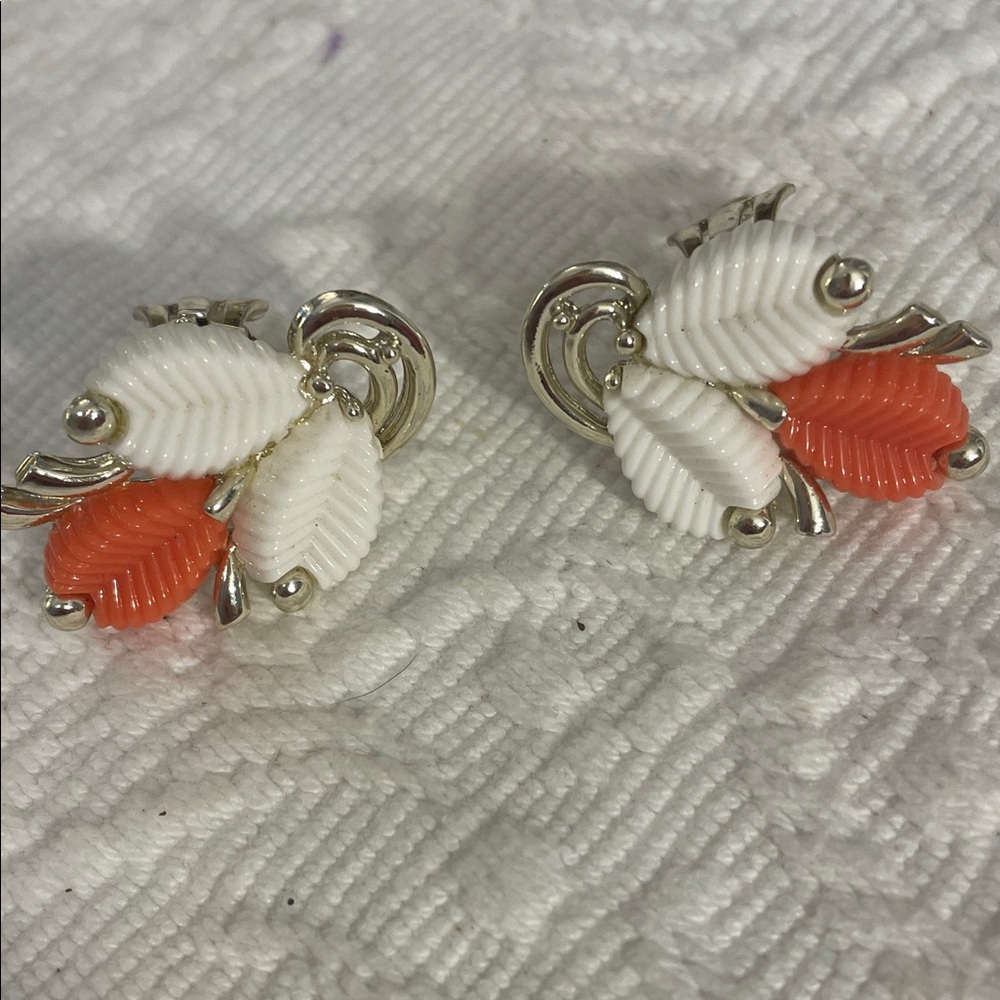 Vintage Signed MARBOUX Lucite White and Coral Leaf Earrings a Boucher line